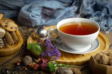 Arka planda bir fincan sıcak tatlı çay