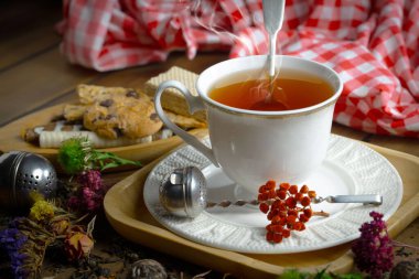 Arka planda bir fincan sıcak tatlı çay