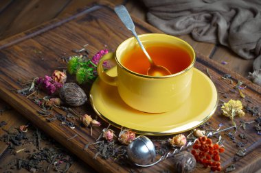 Arka planda bir fincan sıcak tatlı çay