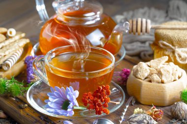 Arka planda bir fincan sıcak tatlı çay