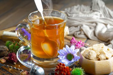 Arka planda bir fincan sıcak tatlı çay