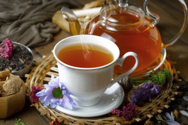 Arka planda bir fincan sıcak tatlı çay