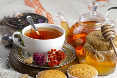 Arka planda bir fincan sıcak tatlı çay