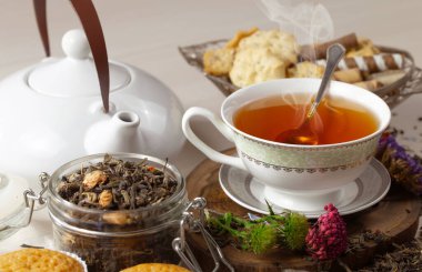 Arka planda bir fincan sıcak tatlı çay