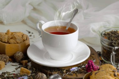 Arka planda bir fincan sıcak tatlı çay