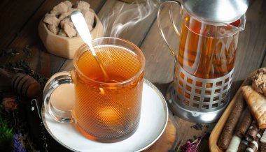 Arka planda bir fincan sıcak tatlı çay