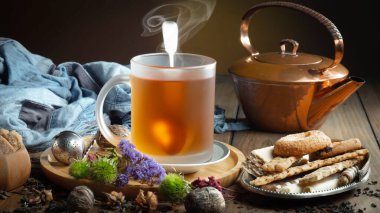 Arka planda bir fincan sıcak tatlı çay