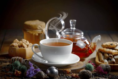 Arka planda bir fincan sıcak tatlı çay