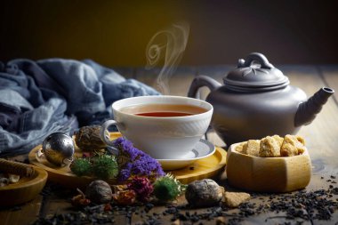 Arka planda bir fincan sıcak tatlı çay