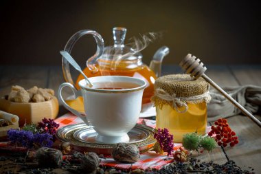 Arka planda bir fincan sıcak tatlı çay