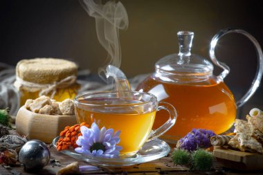 Arka planda bir fincan sıcak tatlı çay