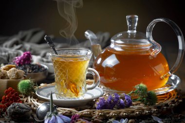 Arka planda bir fincan sıcak tatlı çay