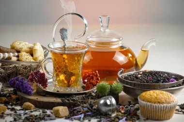 Arka planda bir fincan sıcak tatlı çay