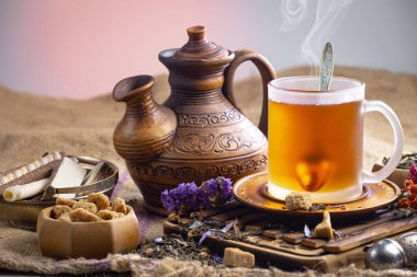 Arka planda bir fincan sıcak tatlı çay