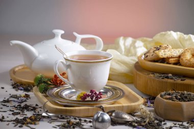 Arka planda bir fincan sıcak tatlı çay