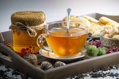 Arka planda bir fincan sıcak tatlı çay