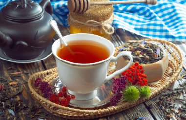 Arka planda bir fincan sıcak tatlı çay