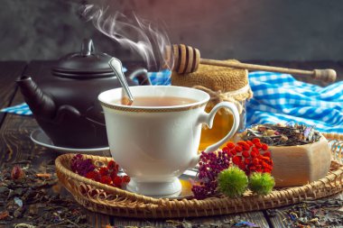 Arka planda bir fincan sıcak tatlı çay