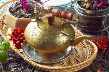 Arka planda bir fincan sıcak tatlı çay