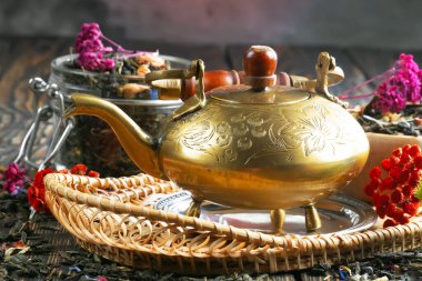 Arka planda bir fincan sıcak tatlı çay