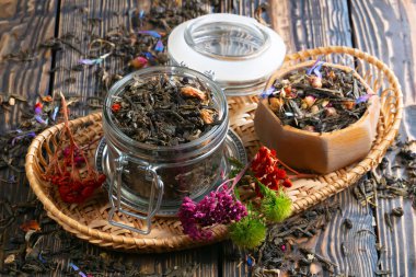 Arka planda bir fincan sıcak tatlı çay