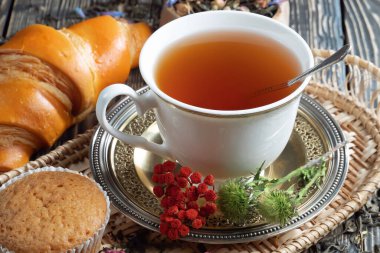 Arka planda bir fincan sıcak tatlı çay