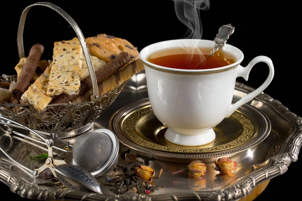 Arka planda bir fincan sıcak tatlı çay