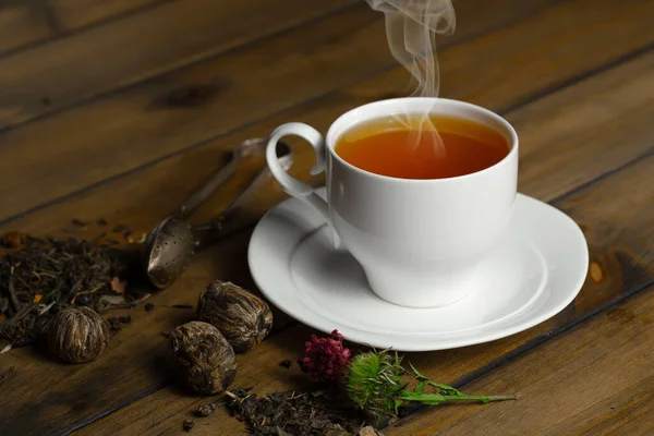 旧背景下杯子里的热红茶 — 图库照片