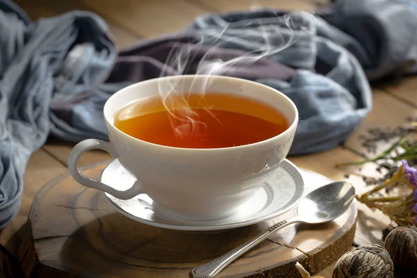 Arka planda bir fincan sıcak tatlı çay