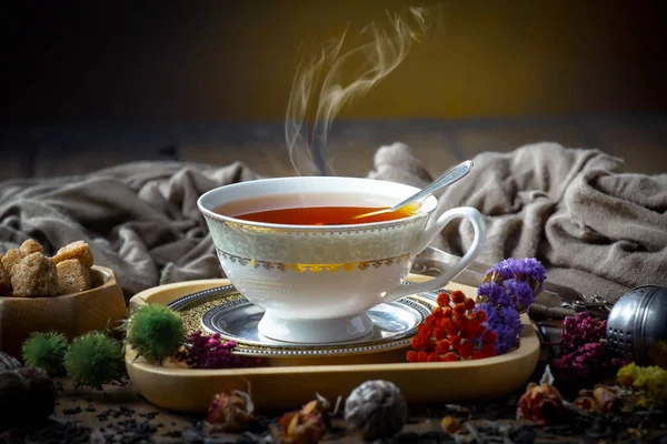古い背景にカップで熱い甘いお茶 — ストック写真