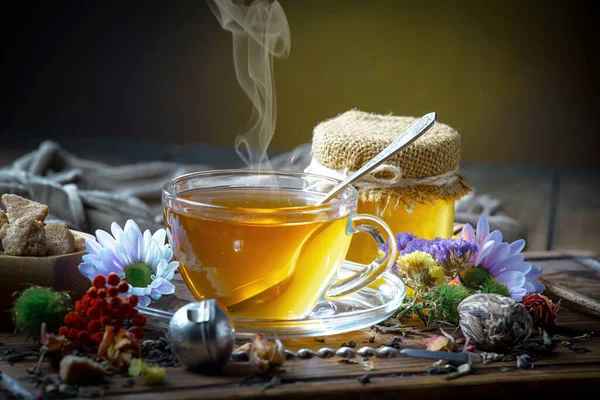 Heißer Süßer Tee Einer Tasse Auf Altem Hintergrund — Stockfoto