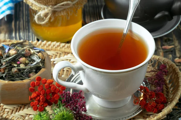 Arka Planda Bir Fincan Sıcak Tatlı Çay — Stok fotoğraf