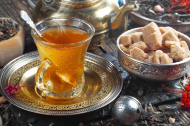 Kuru çay yapraklı tatlı, sıcak çay, eski bir arka planda..