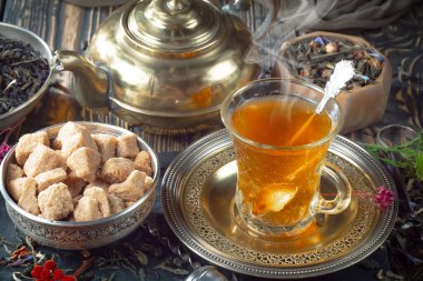 Kuru çay yapraklı tatlı, sıcak çay, eski bir arka planda..