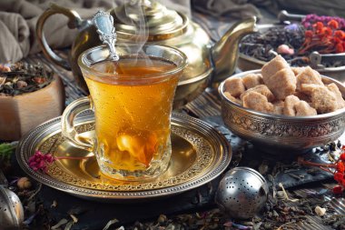 Kuru çay yapraklı tatlı, sıcak çay, eski bir arka planda..