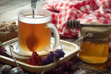 Kuru çay yapraklı tatlı, sıcak çay, eski bir arka planda..