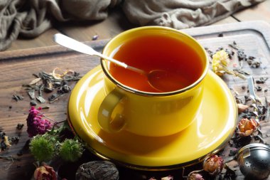 Kuru çay yapraklı tatlı, sıcak çay, eski bir arka planda..