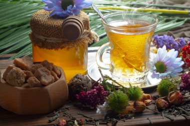 Kuru çay yapraklı tatlı, sıcak çay, eski bir arka planda..