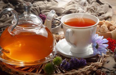 Kuru çay yapraklı tatlı, sıcak çay, eski bir arka planda..