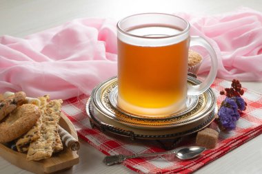 Kuru çay yapraklı tatlı, sıcak çay, eski bir arka planda..