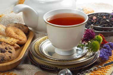 Kuru çay yapraklı tatlı, sıcak çay, eski bir arka planda..