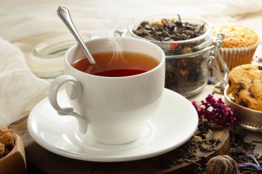 Kuru çay yapraklı tatlı, sıcak çay, eski bir arka planda..