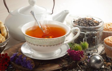 Kuru çay yapraklı tatlı, sıcak çay, eski bir arka planda..