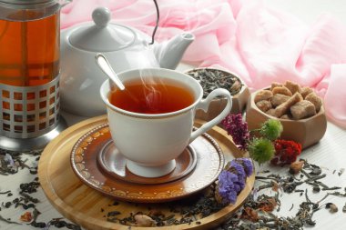 Kuru çay yapraklı tatlı, sıcak çay, eski bir arka planda..