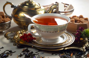 Kuru çay yapraklı tatlı, sıcak çay, eski bir arka planda..