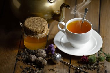 Kuru çay yapraklı tatlı, sıcak çay, eski bir arka planda..