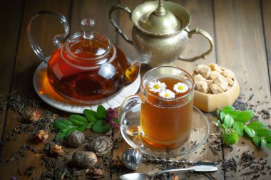 Kuru çay yapraklı tatlı, sıcak çay, eski bir arka planda..