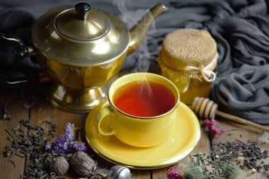 Kuru çay yapraklı tatlı, sıcak çay, eski bir arka planda..