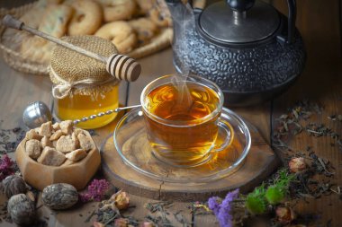 Kuru çay yapraklı tatlı, sıcak çay, eski bir arka planda..