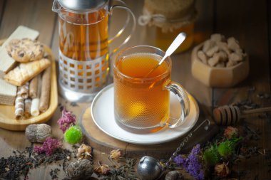 Kuru çay yapraklı tatlı, sıcak çay, eski bir arka planda..